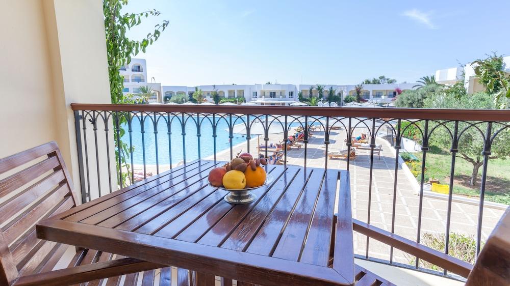 El Mouradi Gammarth Hotel Eksteriør billede A balcony