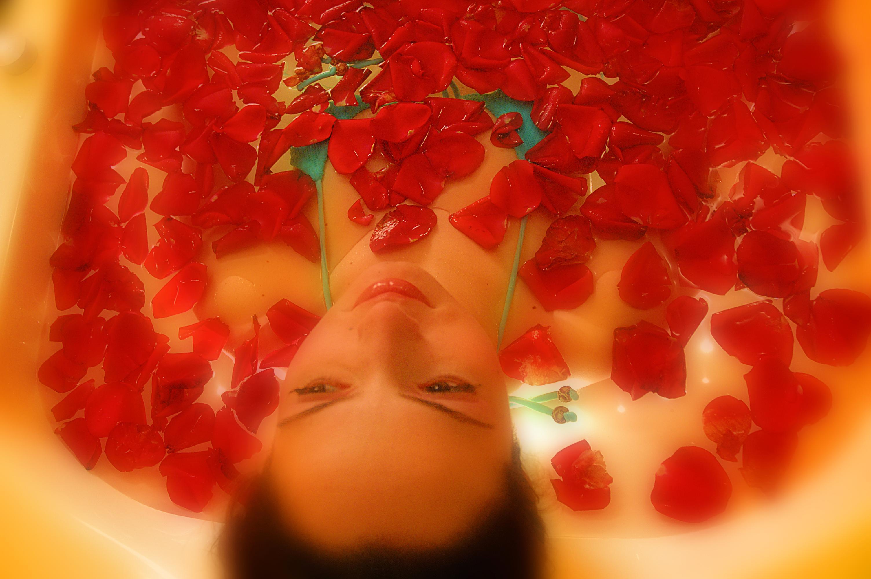 El Mouradi Gammarth Hotel Eksteriør billede A woman in a rose petal bath