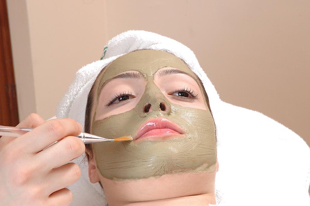 El Mouradi Gammarth Hotel Eksteriør billede A woman with a facial mask