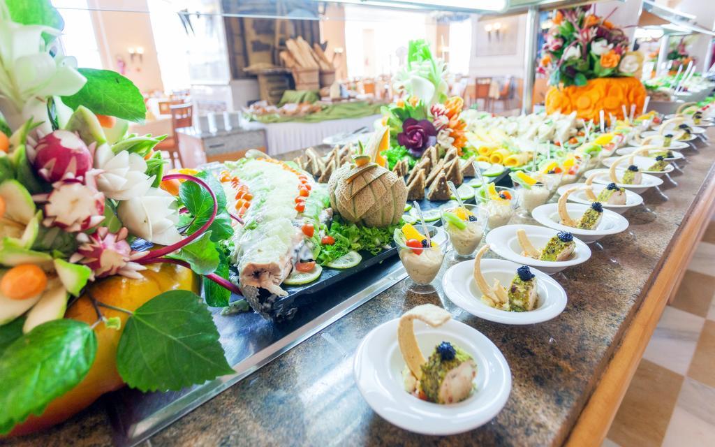 El Mouradi Gammarth Hotel Eksteriør billede A buffet at a hotel